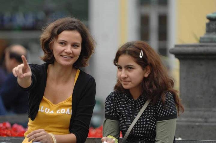 Zwei Junge Frauen im Gespräch