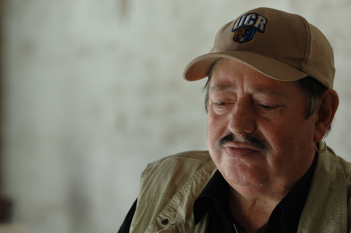 Ein Mann mit Mütze, Blick nach unten gerichtet