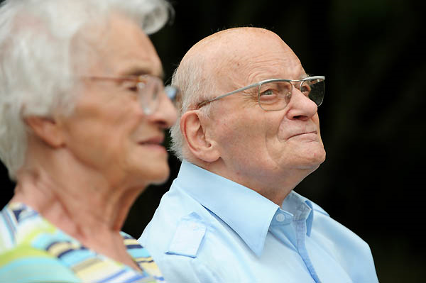 Seitenprofil einer älteren Dame und eines älteren Herrn welche zufrieden schauen