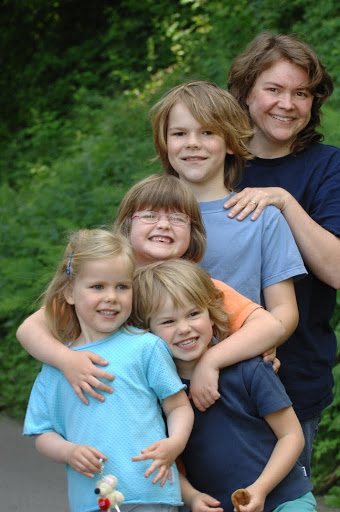 Eine glückliche Frau mit vier strahlenden Kindern