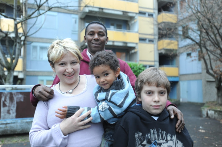 Eine Familie mit unterschiedlichen Hautfarben